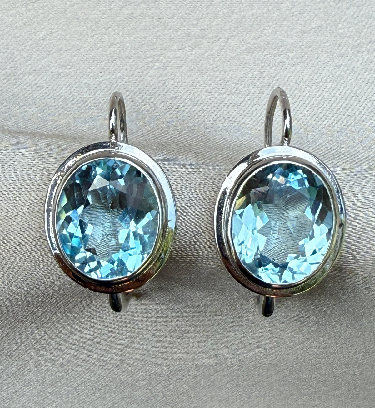 9 Carat Aquamarine Drop Earrings in 18K Gold Leverbacks