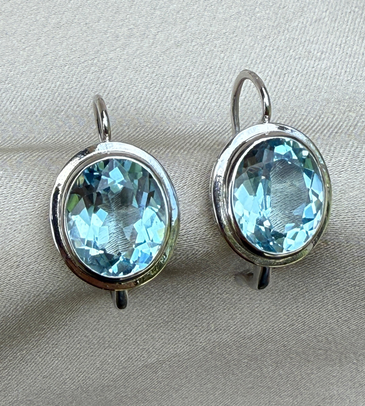 9 Carat Aquamarine Drop Earrings in 18K Gold Leverbacks