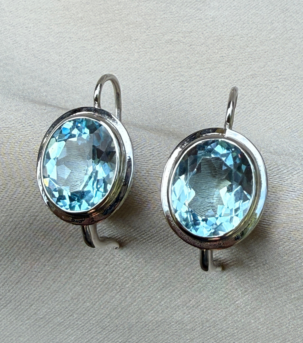 9 Carat Aquamarine Drop Earrings in 18K Gold Leverbacks