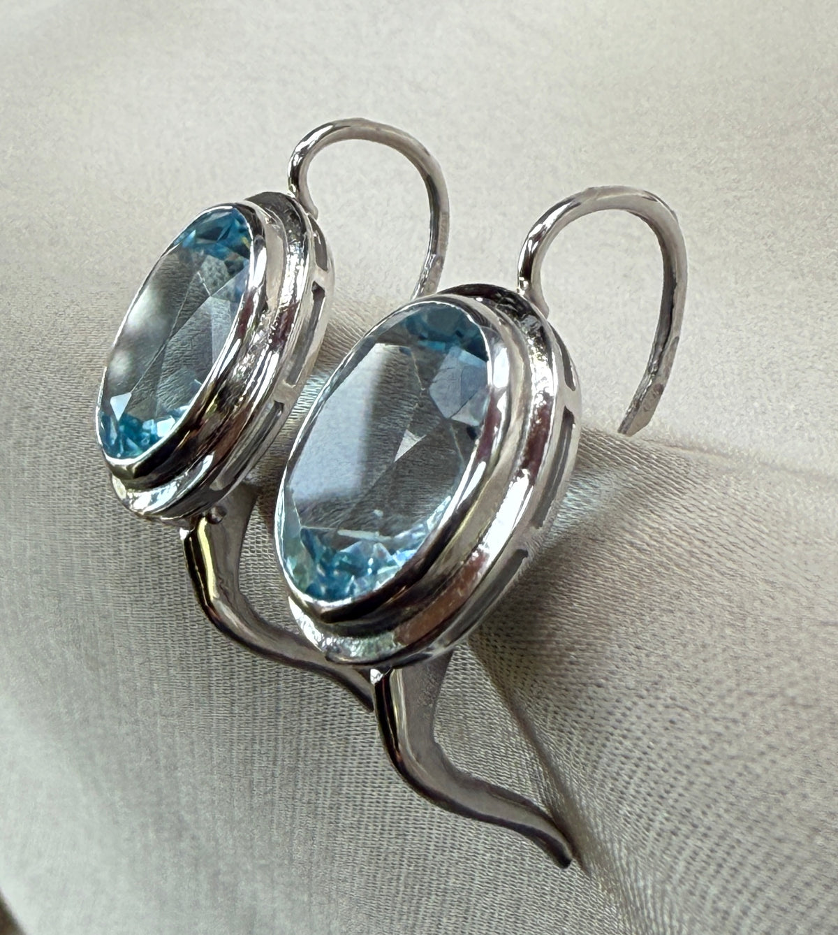 9 Carat Aquamarine Drop Earrings in 18K Gold Leverbacks