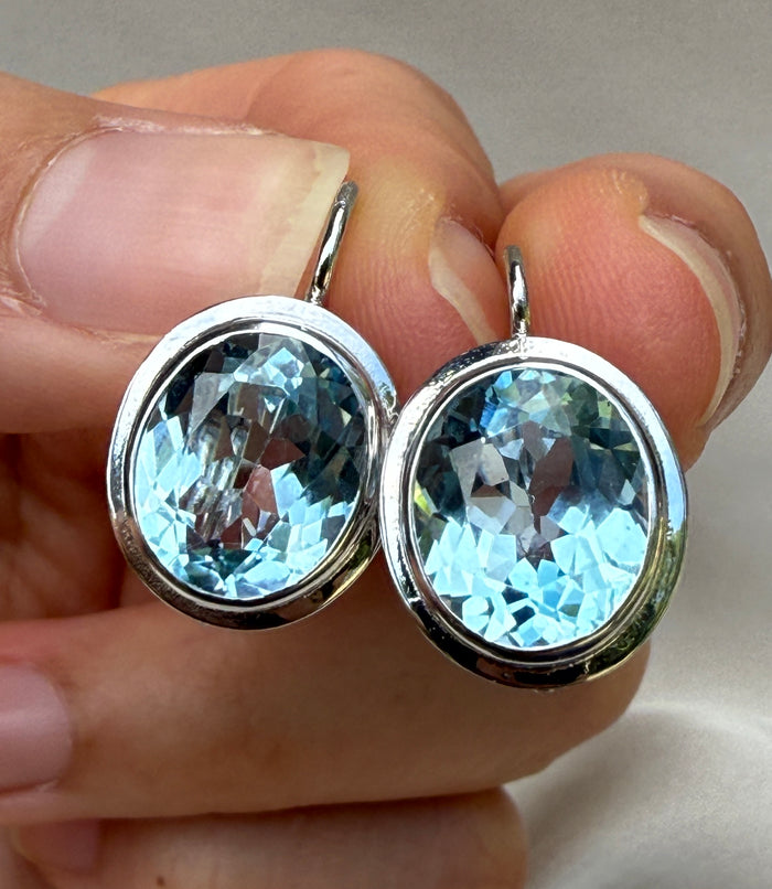 9 Carat Aquamarine Drop Earrings in 18K Gold Leverbacks