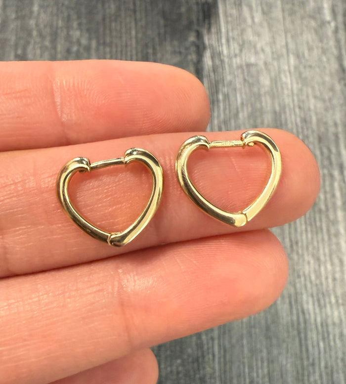 Mini 14K Gold Knife Edge Heart Huggies