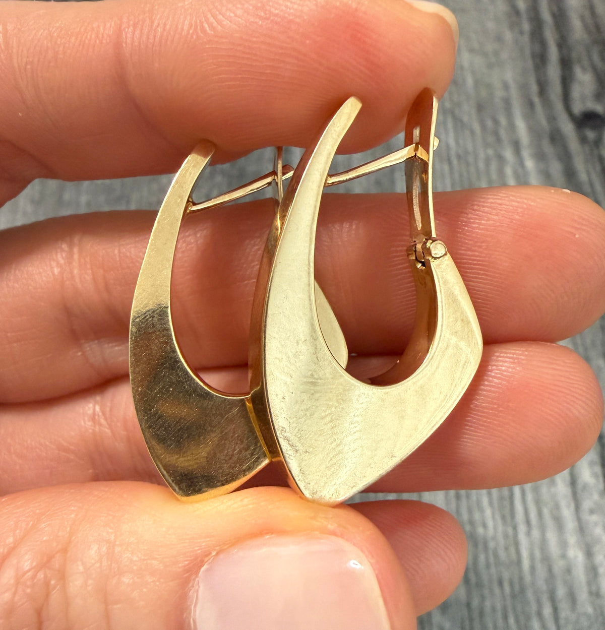 Bold Vintage 14K Gold Straight Edge Huggie Style Earrings