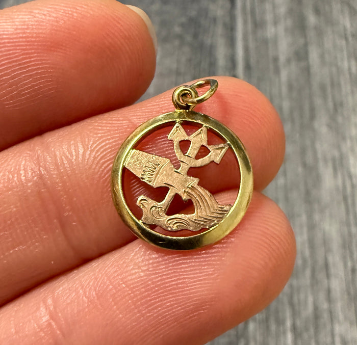 Mini Zodiac Aquarius Charm in 18K Gold