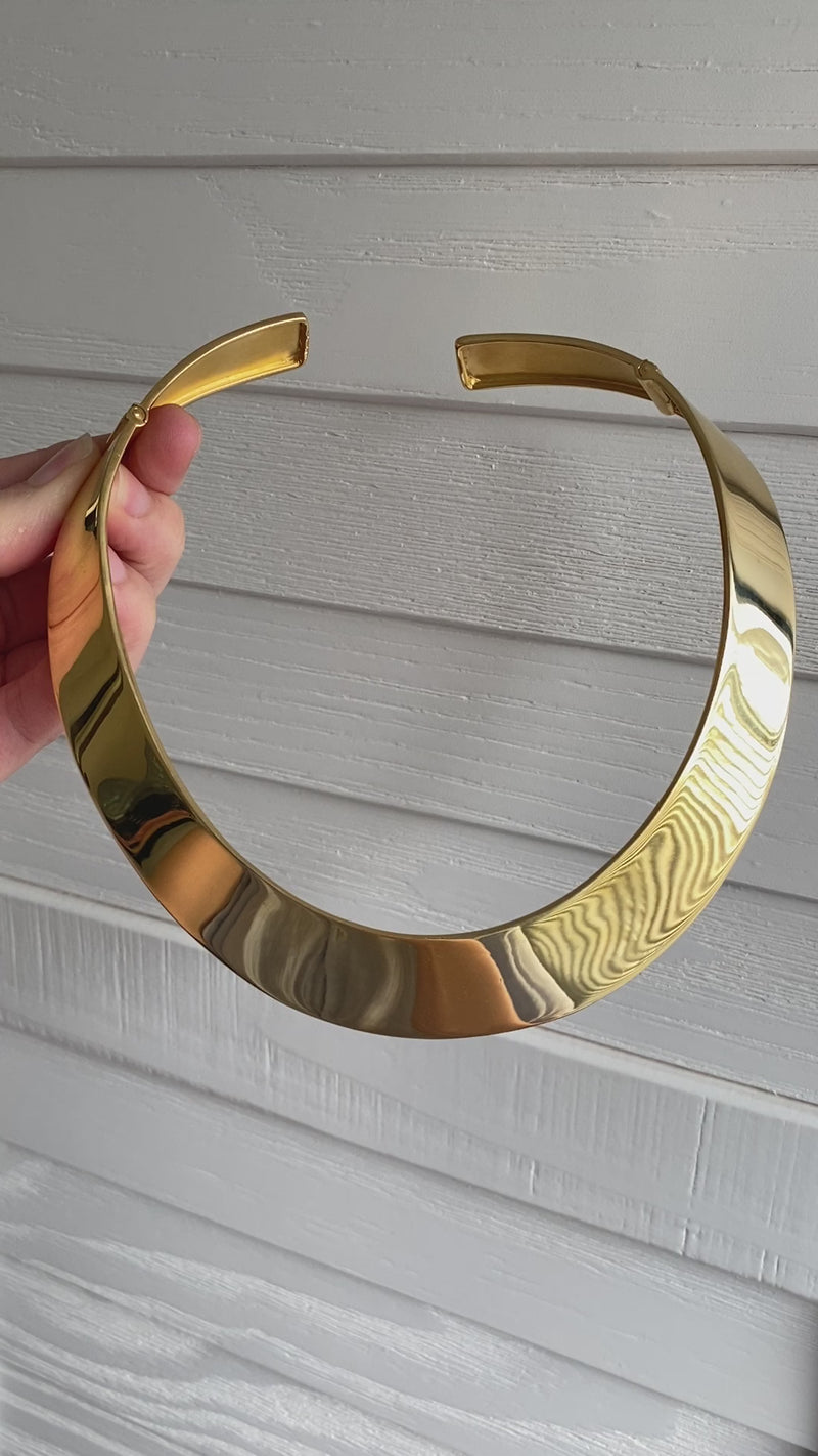 Sleek 18K Gold Collar, Necklace